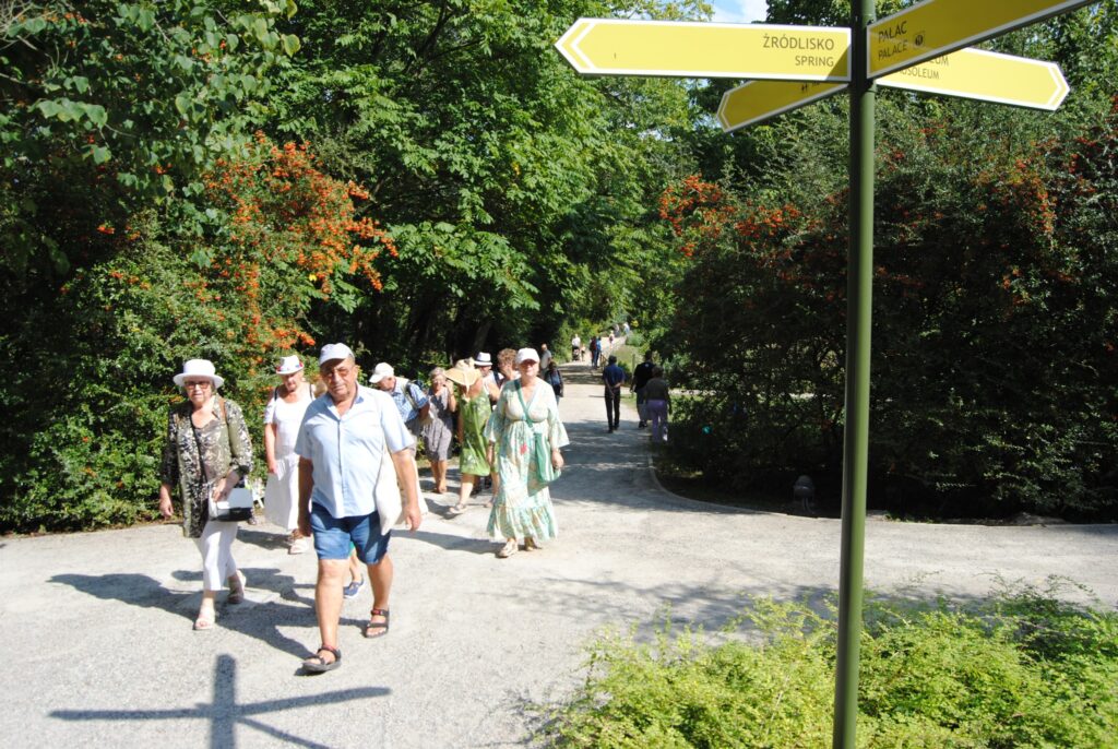 seniorzy na Wojewódzkich Dożynkach w Przelewicach