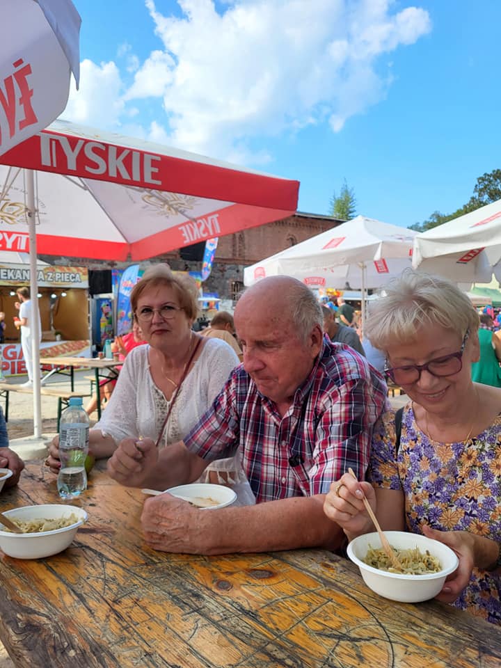 seniorzy na Wojewódzkich Dożynkach w Przelewicach