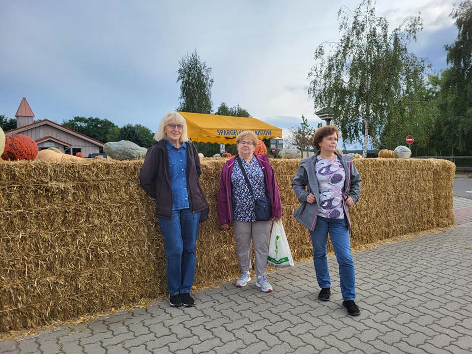 seniorzy na wycieczce autokarowej w Poczdamie i Klaistow