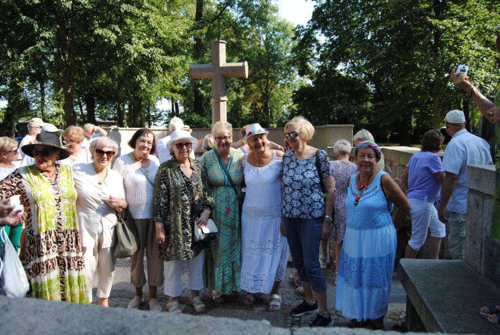 seniorzy na Wojewódzkich Dożynkach w Przelewicach