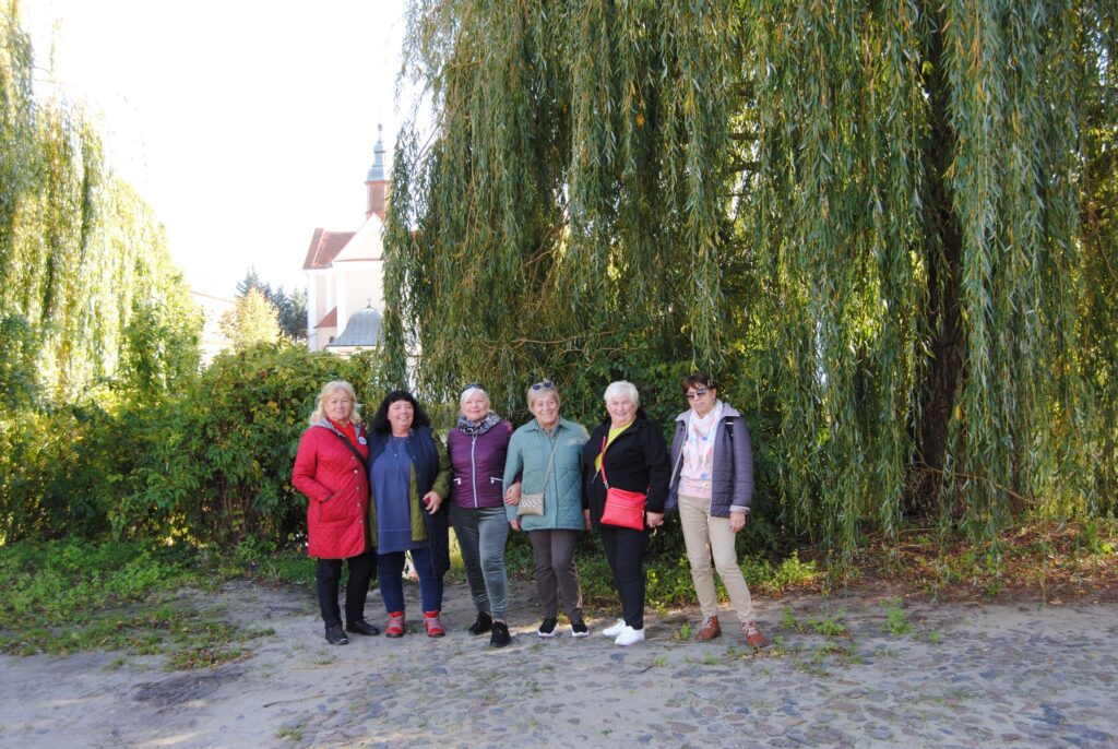 seniorzy na rajdzie turystycznym do Lusowa