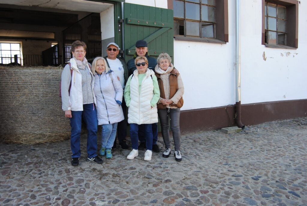 seniorzy na rajdzie turystycznym do Lusowa