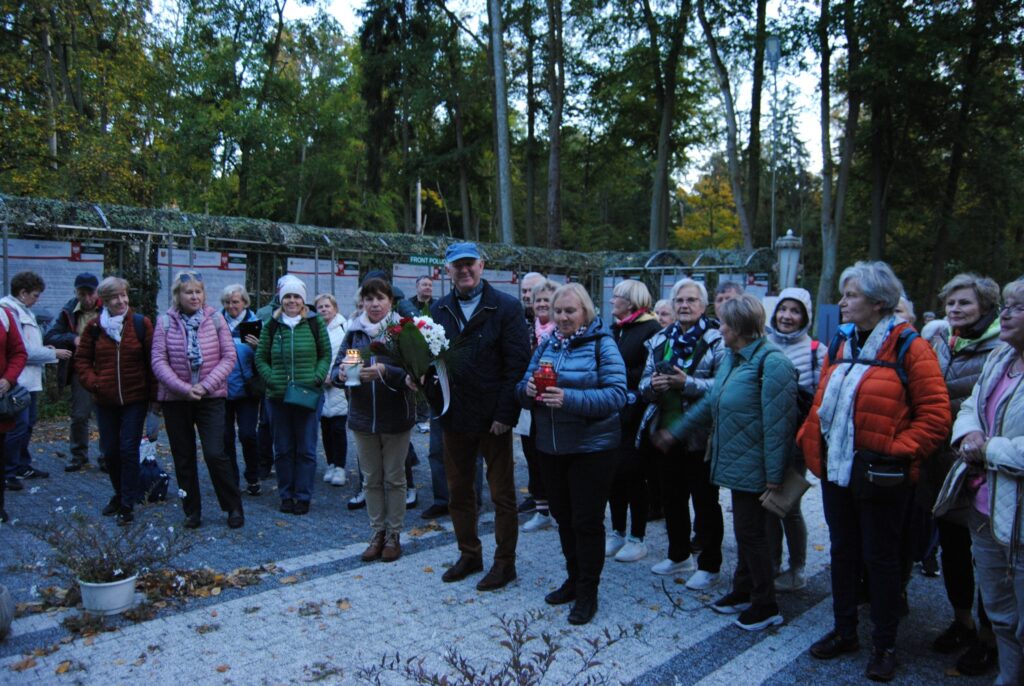 seniorzy na rajdzie turystycznym do Lusowa