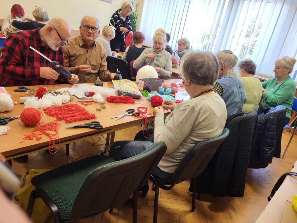 seniorzy wykonują upominki dla dzieci przebywających w szpitalach