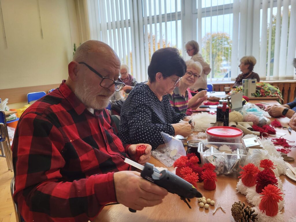 warsztaty dla seniorów  szycia upominków dla dzieci i dekoracji do przedstawienia tanecznego