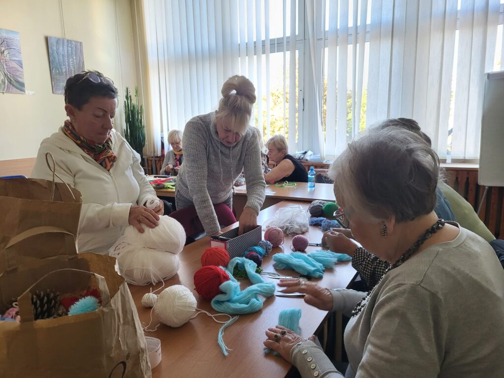 warsztaty dla seniorów  szycia upominków dla dzieci i dekoracji do przedstawienia tanecznego