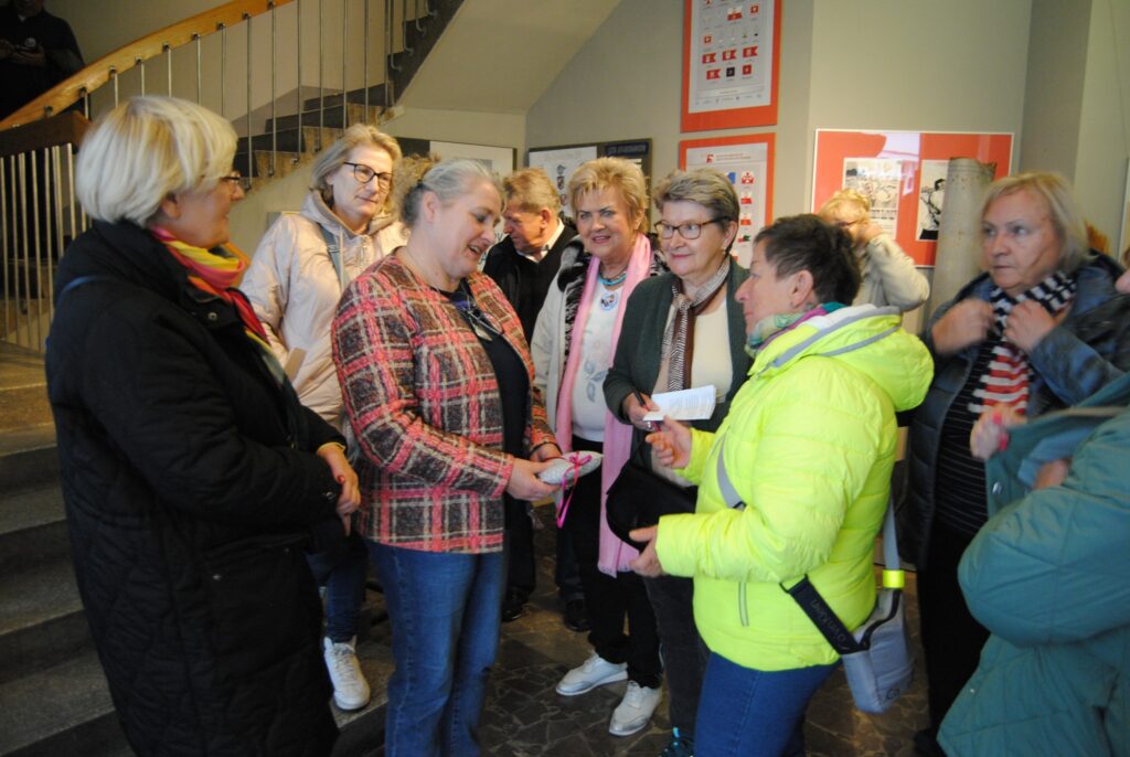 seniorzy na rajdzie turystycznym do Lusowa