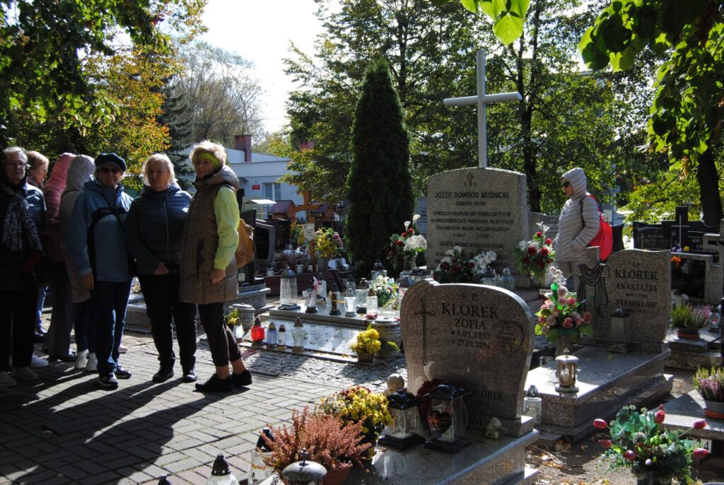 seniorzy na rajdzie turystycznym do Lusowa