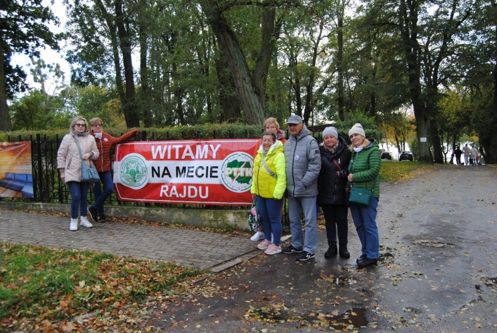 seniorzy na rajdzie turystycznym do Lusowa