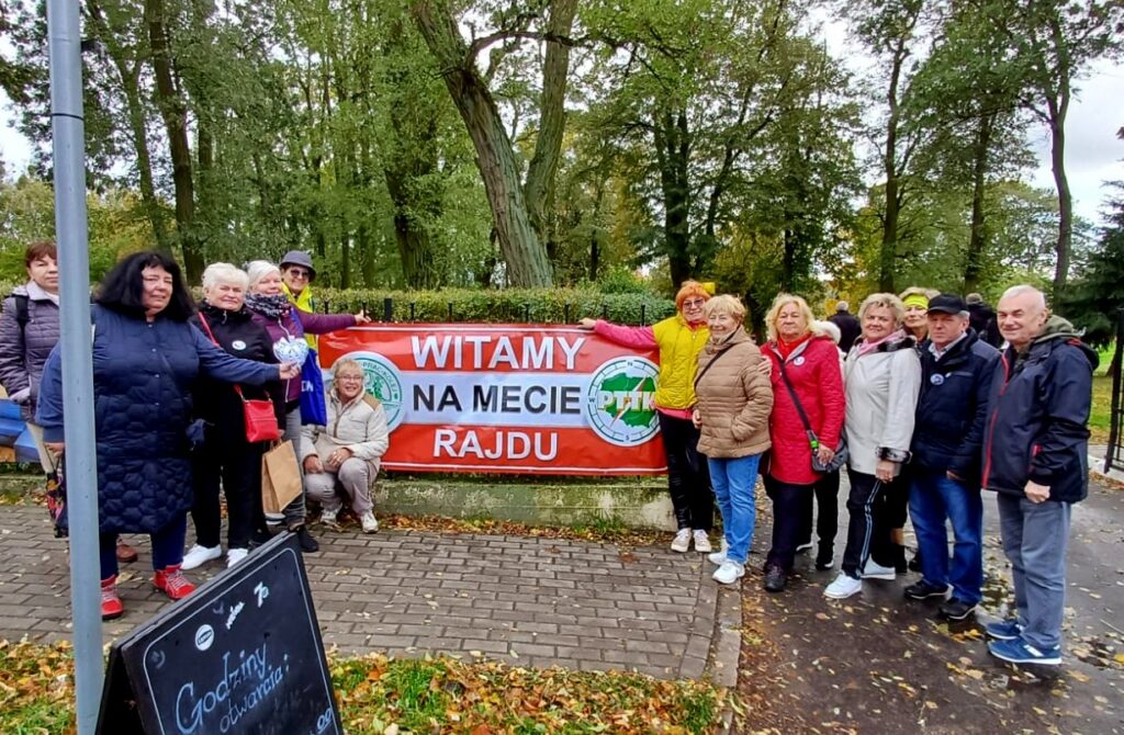 seniorzy na rajdzie turystycznym do Lusowa