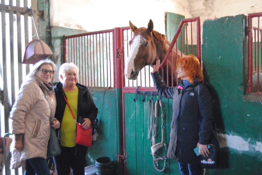 seniorzy na rajdzie turystycznym do Lusowa