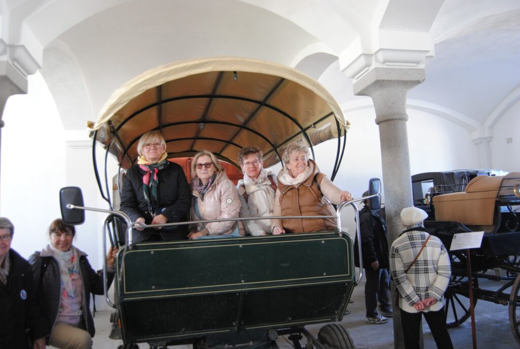 seniorzy na rajdzie turystycznym do Lusowa