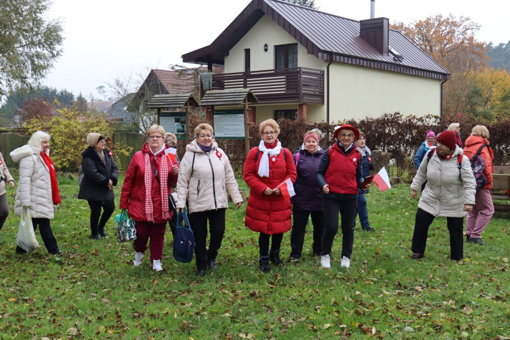 seniorzy obchodzą Święto Niepodległości w Żelewie