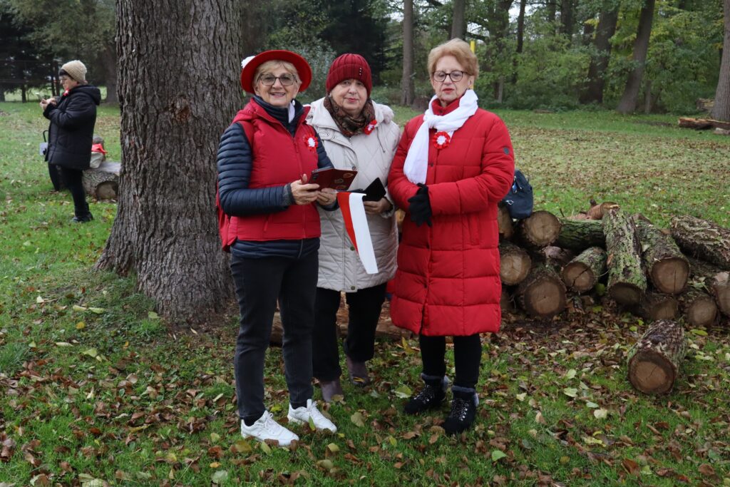 seniorzy obchodzą Święto Niepodległości w Żelewie