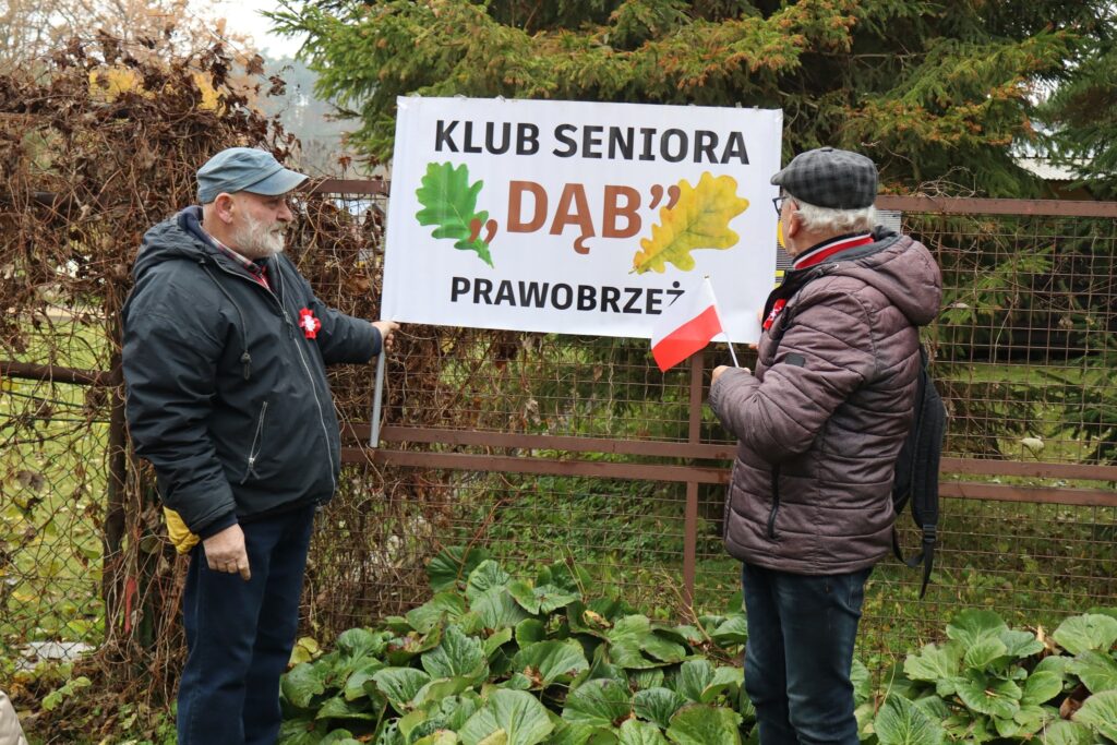 seniorzy obchodzą Święto Niepodległości w Żelewie