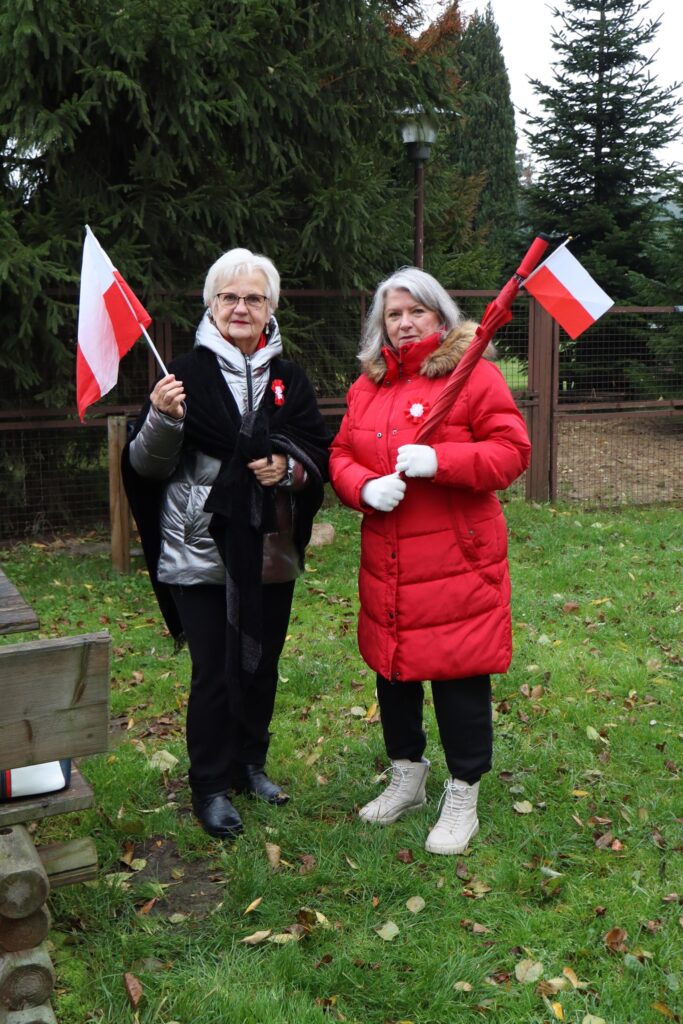 seniorzy obchodzą Święto Niepodległości w Żelewie