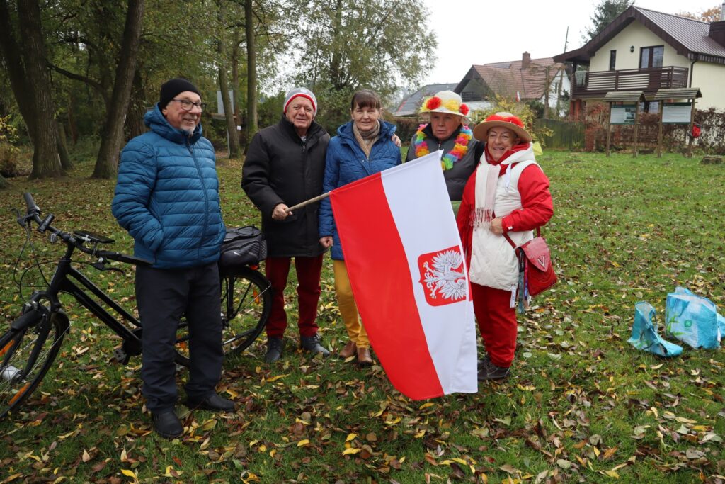 seniorzy obchodzą Święto Niepodległości w Żelewie