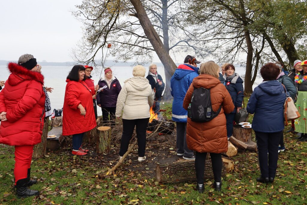 seniorzy obchodzą Święto Niepodległości w Żelewie