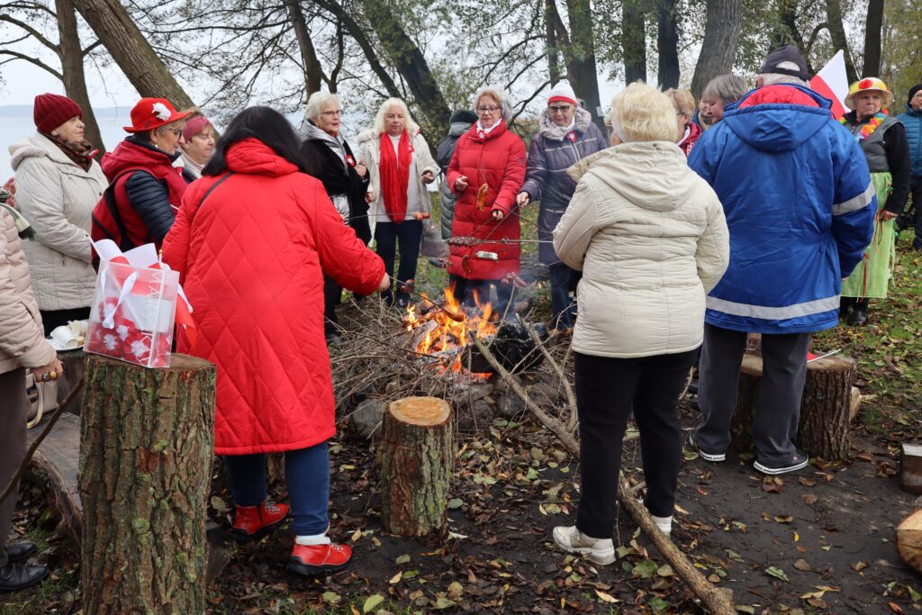 seniorzy obchodzą Święto Niepodległości w Żelewie