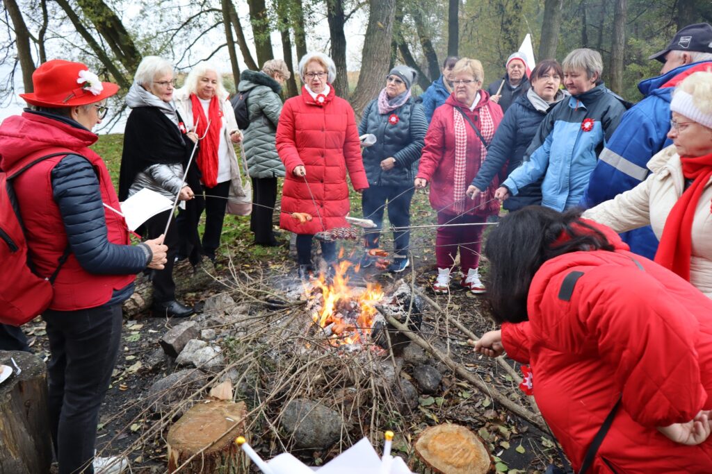 seniorzy obchodzą Święto Niepodległości w Żelewie