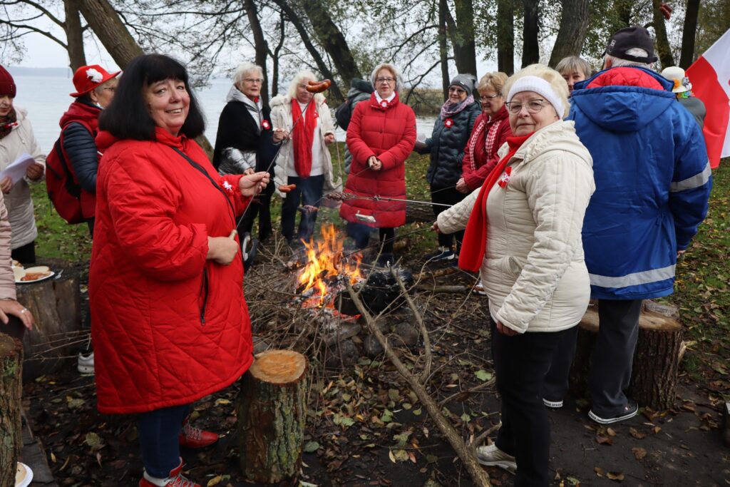 seniorzy obchodzą Święto Niepodległości w Żelewie