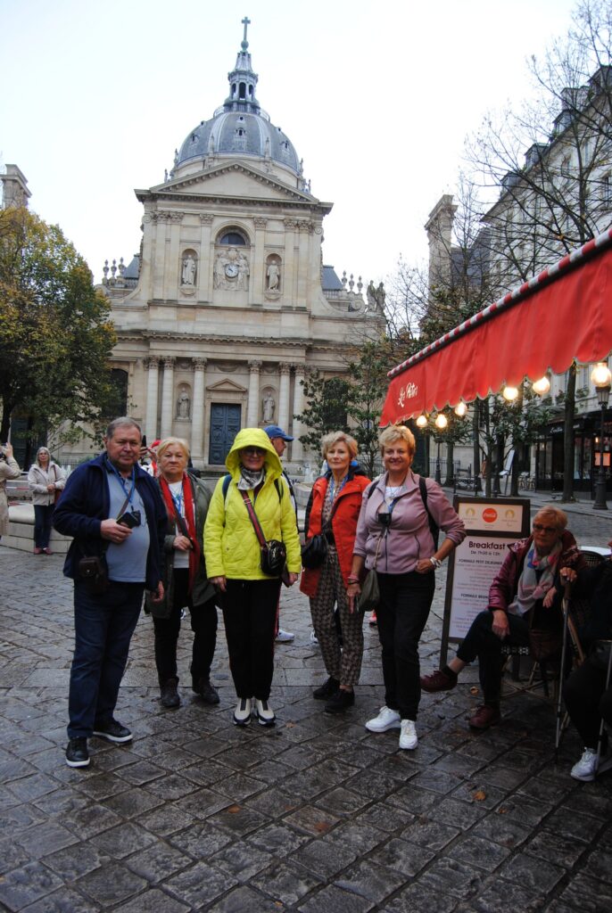 seniorzy na wycieczce do Paryża i doliny nad Loarą