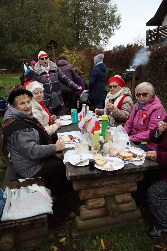 seniorzy obchodzą Święto Niepodległości w Żelewie