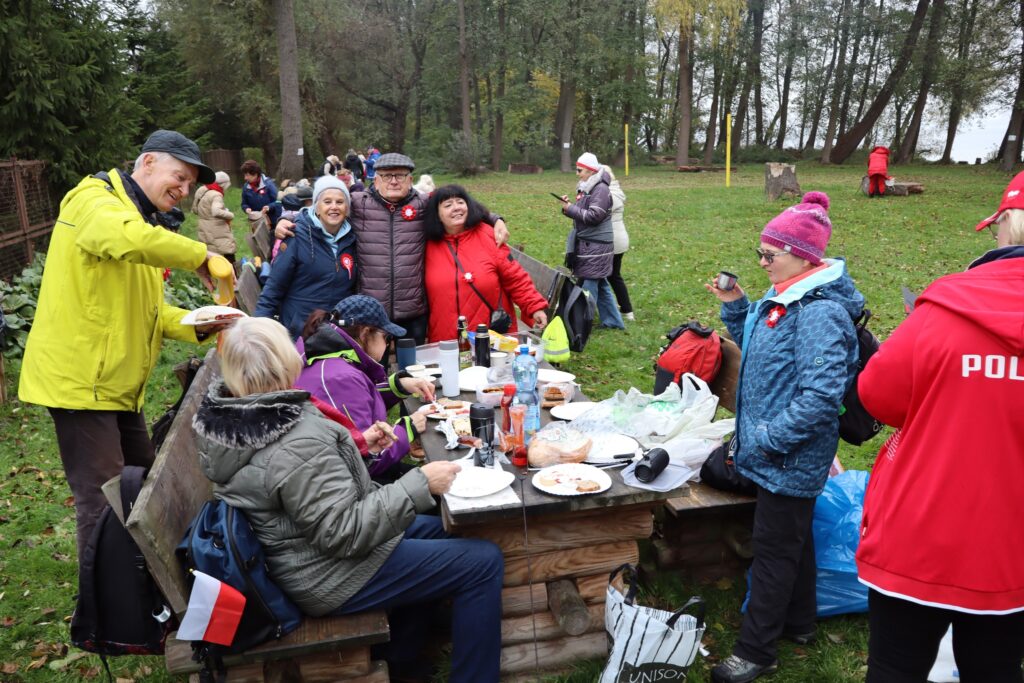 seniorzy obchodzą Święto Niepodległości w Żelewie