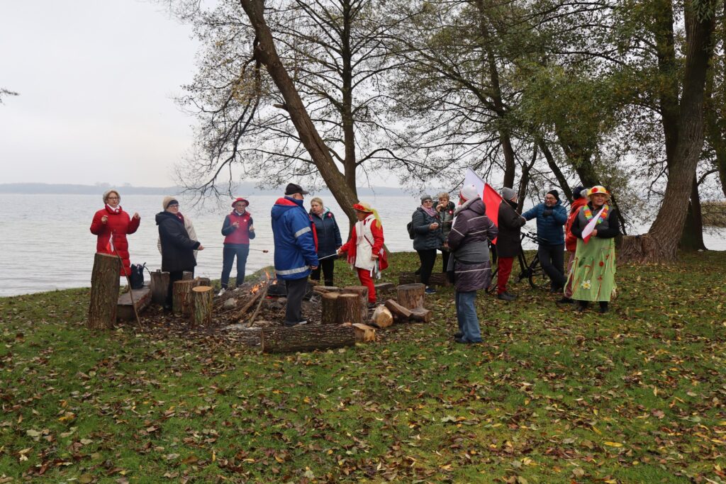 seniorzy obchodzą Święto Niepodległości w Żelewie