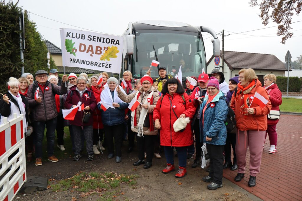 seniorzy obchodzą Święto Niepodległości w Żelewie