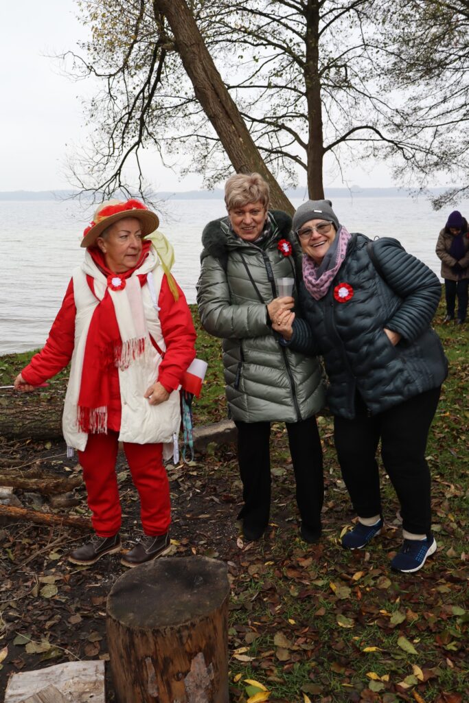 seniorzy obchodzą Święto Niepodległości w Żelewie