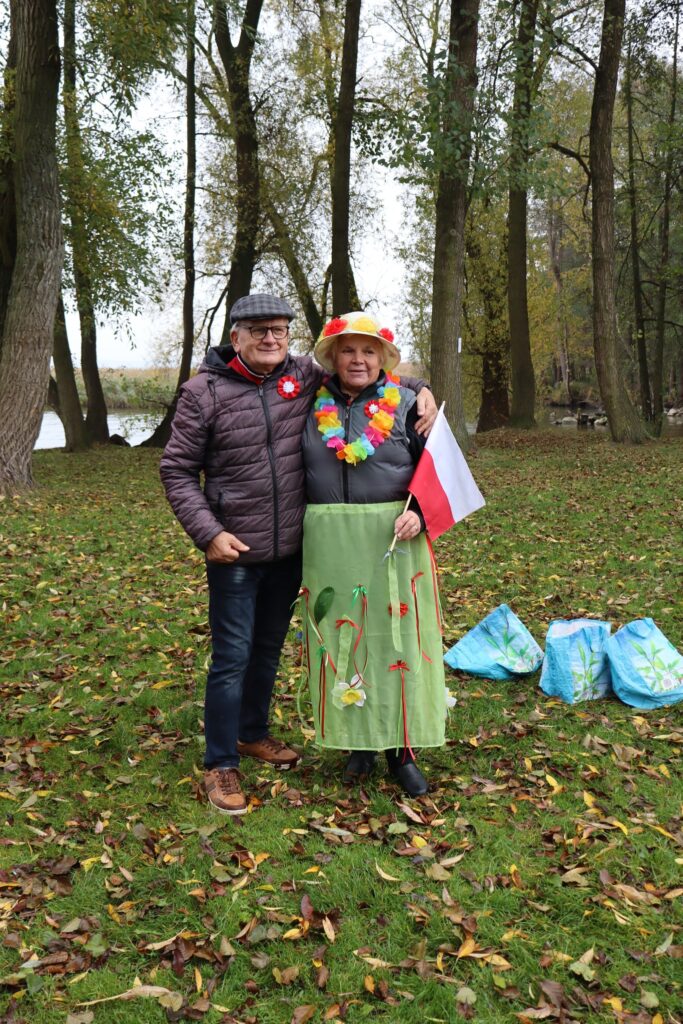 seniorzy obchodzą Święto Niepodległości w Żelewie