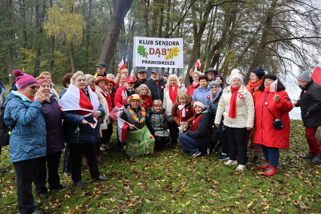 seniorzy obchodzą Święto Niepodległości w Żelewie