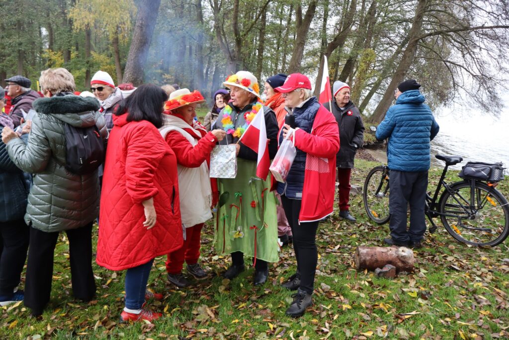 seniorzy obchodzą Święto Niepodległości w Żelewie