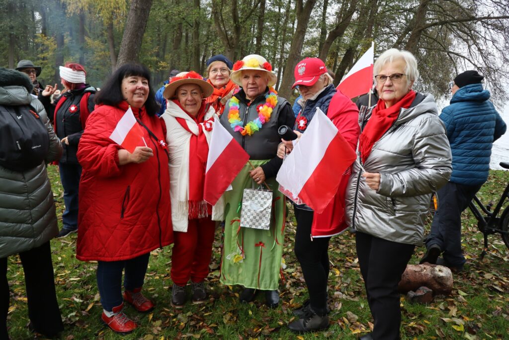 seniorzy obchodzą Święto Niepodległości w Żelewie