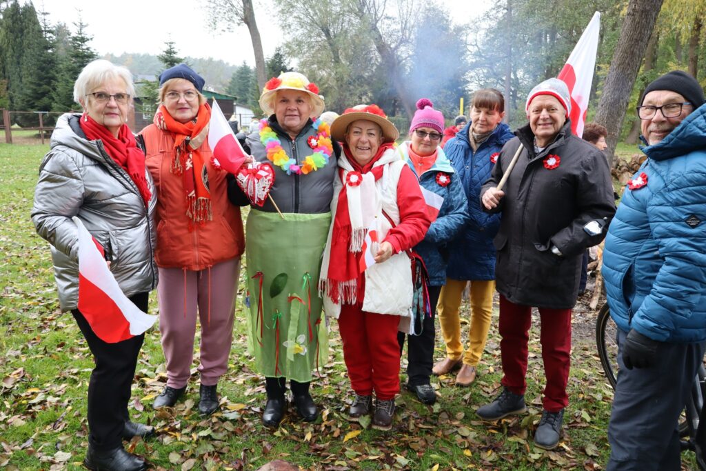 seniorzy obchodzą Święto Niepodległości w Żelewie