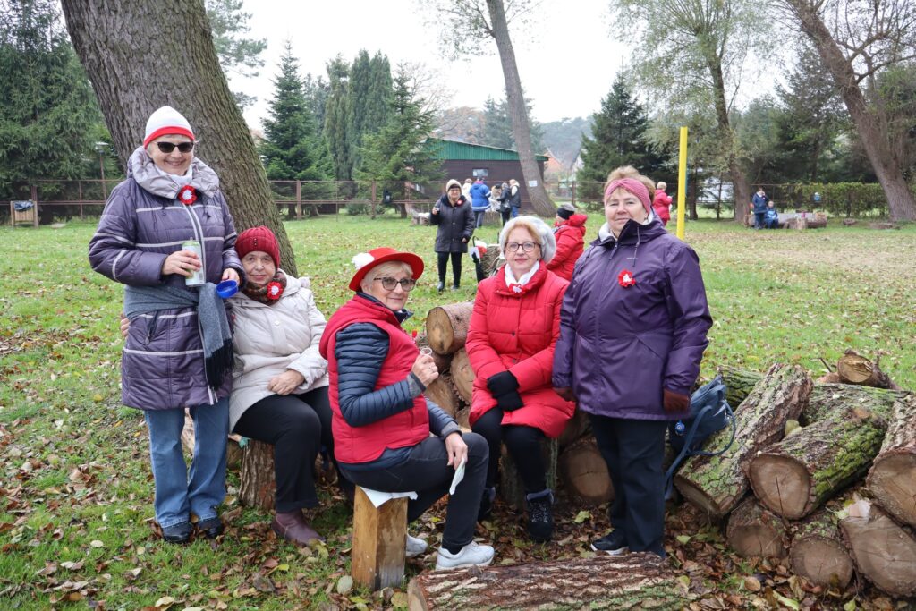 seniorzy obchodzą Święto Niepodległości w Żelewie