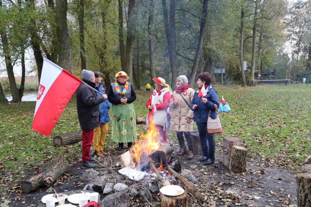 seniorzy obchodzą Święto Niepodległości w Żelewie