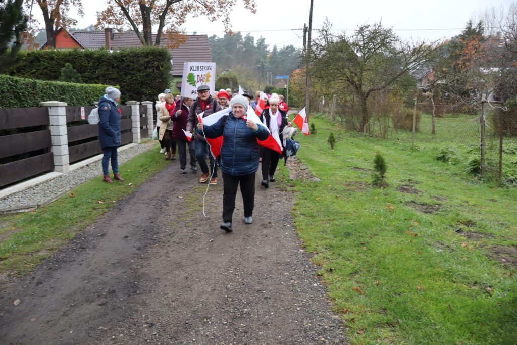 seniorzy obchodzą Święto Niepodległości w Żelewie