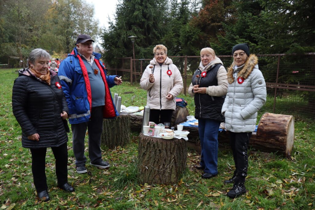 seniorzy obchodzą Święto Niepodległości w Żelewie