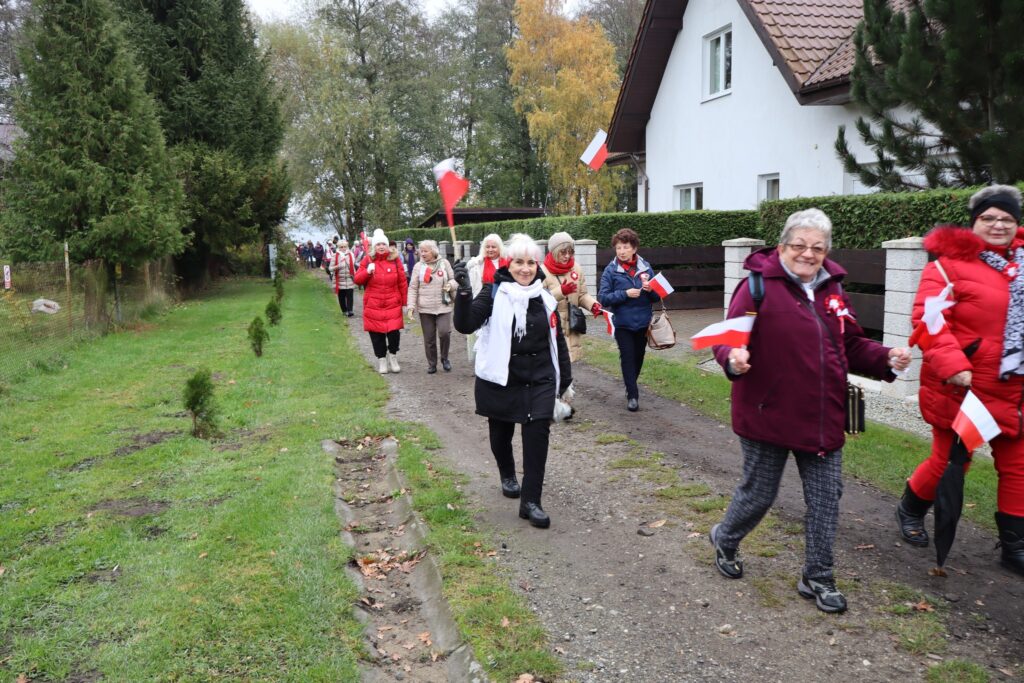 seniorzy obchodzą Święto Niepodległości w Żelewie