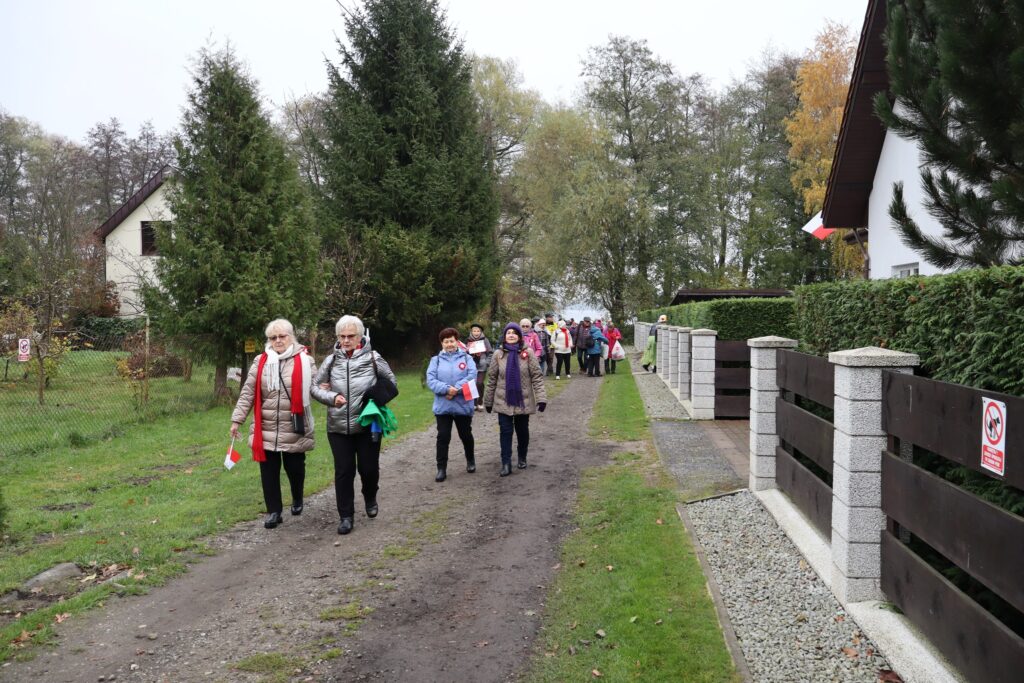 seniorzy obchodzą Święto Niepodległości w Żelewie