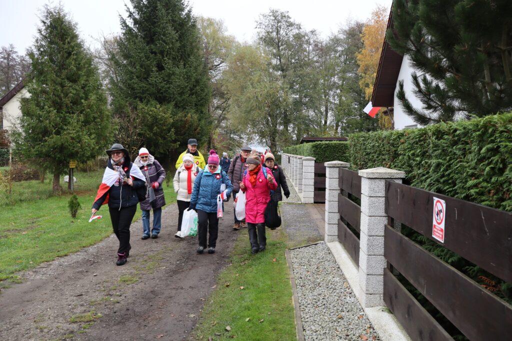 seniorzy obchodzą Święto Niepodległości w Żelewie