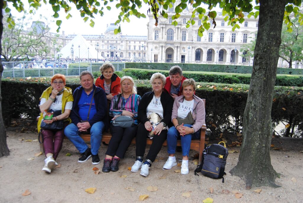 seniorzy na wycieczce do Paryża i doliny nad Loarą