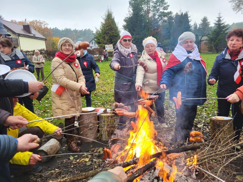 seniorzy obchodzą Święto Niepodległości w Żelewie