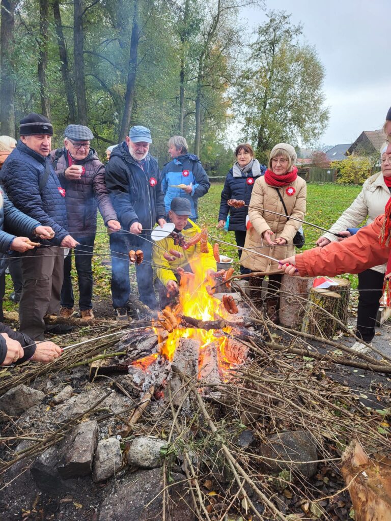 seniorzy obchodzą Święto Niepodległości w Żelewie