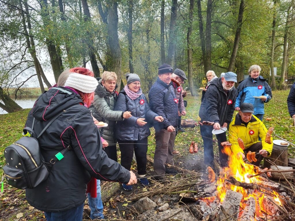 seniorzy obchodzą Święto Niepodległości w Żelewie