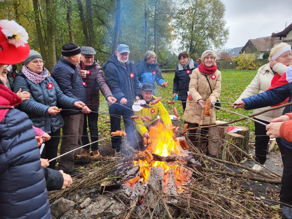 seniorzy obchodzą Święto Niepodległości w Żelewie