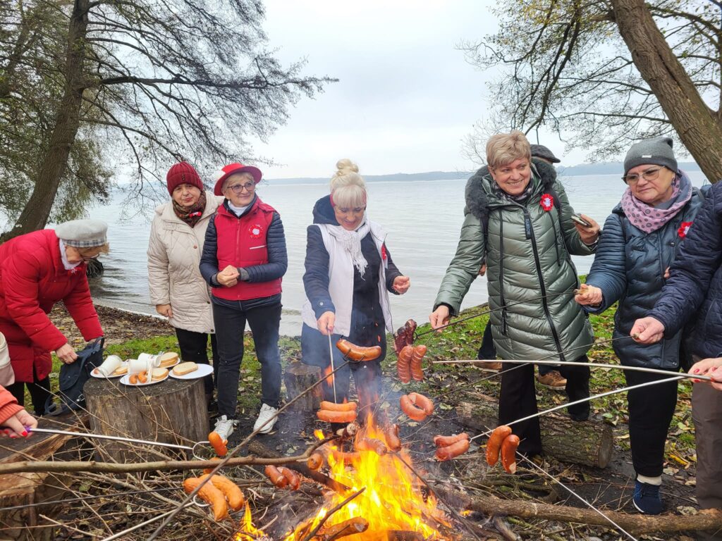 seniorzy obchodzą Święto Niepodległości w Żelewie