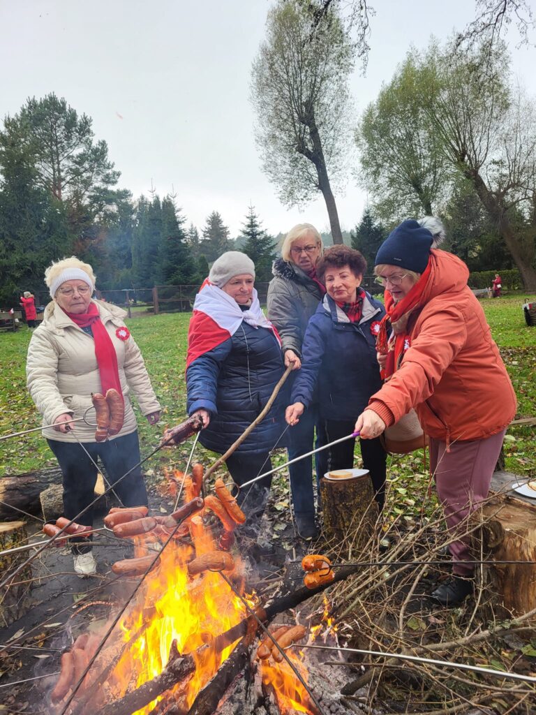 seniorzy obchodzą Święto Niepodległości w Żelewie